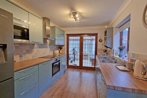 2 bedroom detached bungalow for sale, Shawhurst Gardens, Hollywood