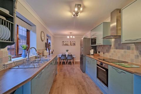 2 bedroom detached bungalow for sale, Shawhurst Gardens, Hollywood