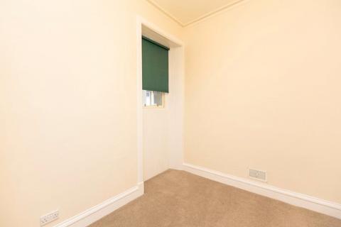 2 bedroom flat to rent, (2f2) Canongate, Edinburgh, EH8