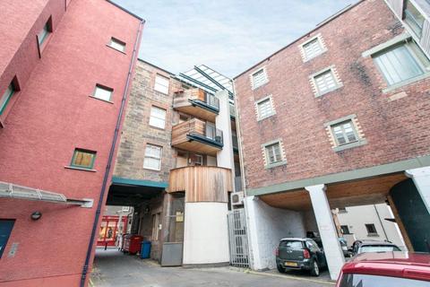 2 bedroom flat to rent, (2f2) Canongate, Edinburgh, EH8