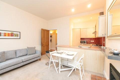 2 bedroom flat to rent, (2f2) Canongate, Edinburgh, EH8