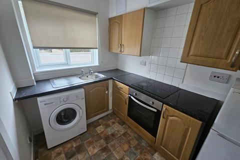 2 bedroom flat to rent, Maukinfauld Road, Tollcross