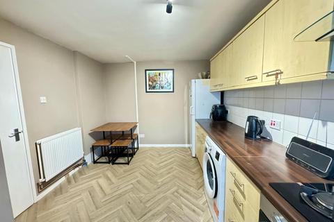 4 bedroom end of terrace house to rent, Hayes Close, Bristol BS2