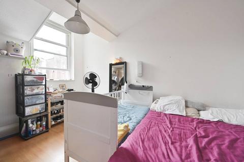 4 bedroom house to rent, Clifford Drive, Brixton, London, SW9