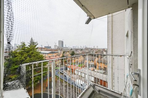2 bedroom flat to rent, Beaconsfield Road, E16, West Ham, London, E16