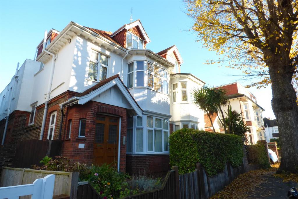 3 Windlesham Avenue - Landscape.JPG