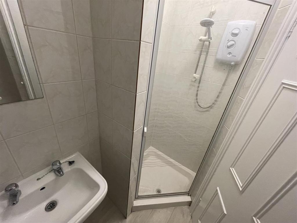 SHOWER ROOM 1.jpeg
