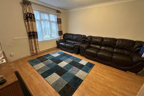 3 bedroom end of terrace house to rent, Cavalry Court, Aldershot