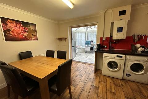 3 bedroom end of terrace house to rent, Cavalry Court, Aldershot