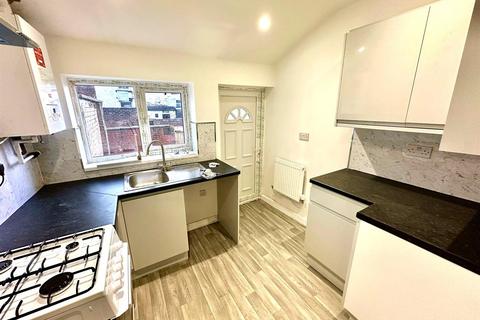 2 bedroom terraced house to rent, Hilton Street, Bury