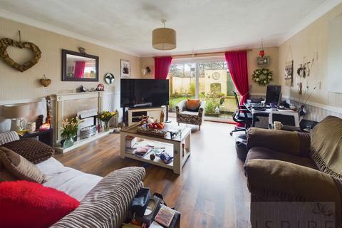 3 bedroom end of terrace house for sale, Teasel Close, Crawley RH11