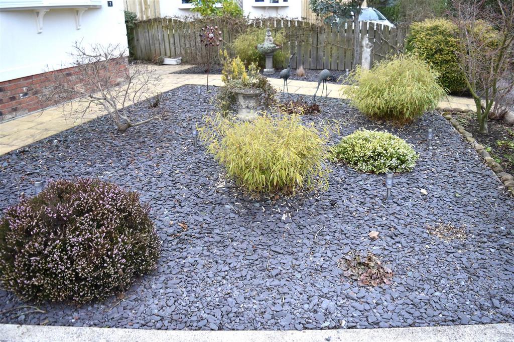 Open plan garden + parking