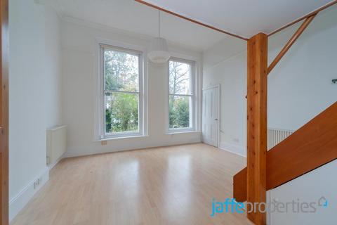 Studio to rent, Hemstal Road, London, NW6