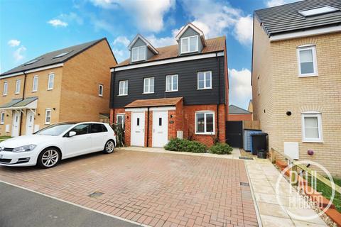 3 bedroom semi-detached house for sale, Lyncoln Drive, Oulton, NR32