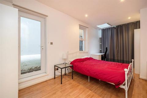 2 bedroom flat for sale, Courtfield Gardens, London SW5