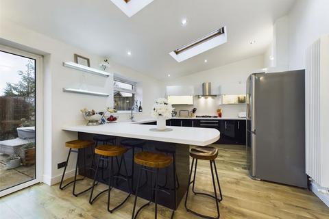 1 Avon Mead, Chippenham, SN15 3PP