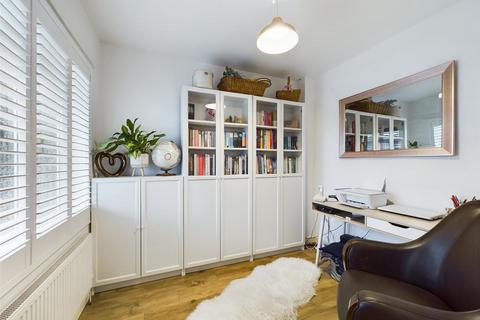 1 Avon Mead, Chippenham, SN15 3PP
