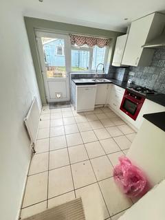 2 bedroom terraced house to rent, Station Avenue, Southend-on-Sea SS2