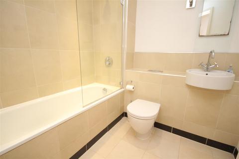 2 bedroom flat to rent, Walnut Tree Close, Guildford