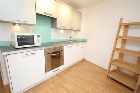 2 bedroom flat to rent, Walnut Tree Close, Guildford