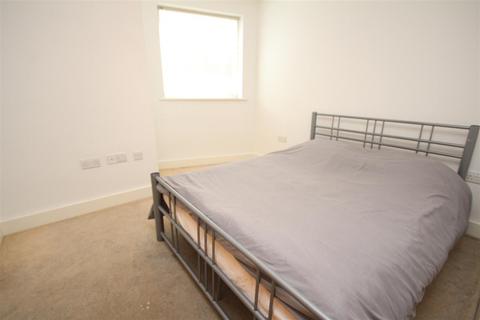 2 bedroom flat to rent, Walnut Tree Close, Guildford