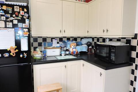 18 Moorfield Road, Chessington, KT9 1AU