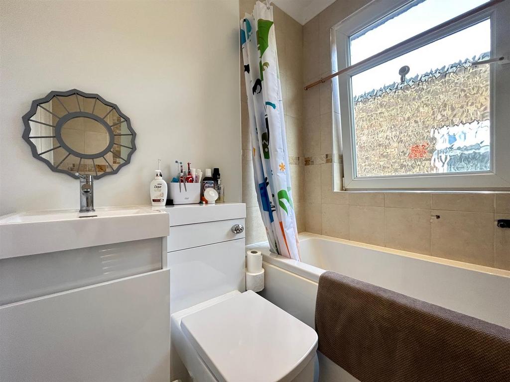 Main bathroom.jpg