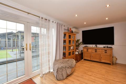 3 bedroom terraced house for sale, Barrie Pavement, Wickford SS12