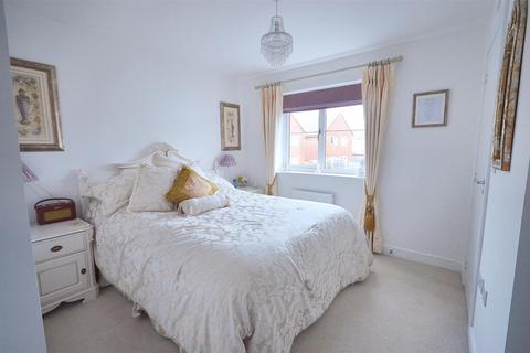 3 bedroom semi-detached house for sale, Lakeside Drive, Gillingham