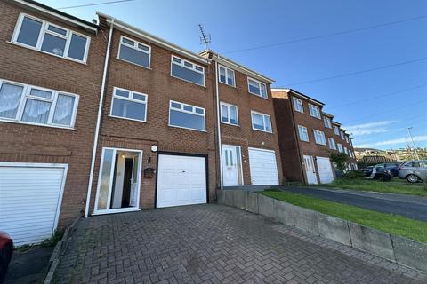 3 bedroom townhouse to rent, Derwent Drive, Nottinghamshire NG17