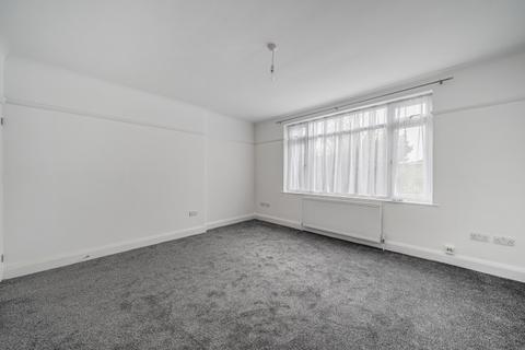 Studio to rent, Crown Road, TW1