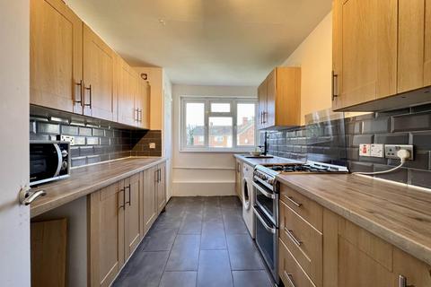 2 bedroom flat to rent, Brading Crescent, London, E11