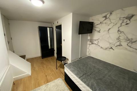 Studio to rent, Buckingham Road Room 5 London E18 2NH