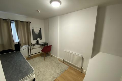 Studio to rent, Buckingham Road Room 5 London E18 2NH