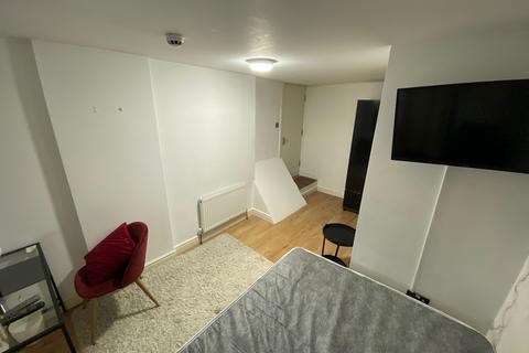 Studio to rent, Buckingham Road Room 5 London E18 2NH