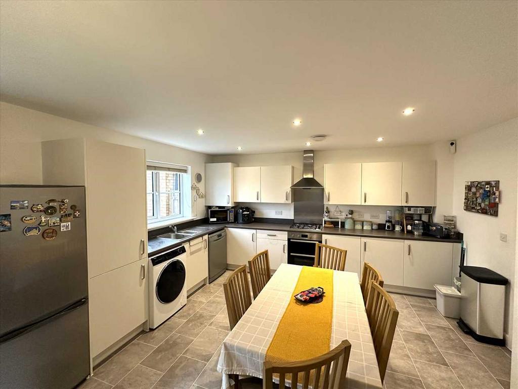 Sitting/dining area: