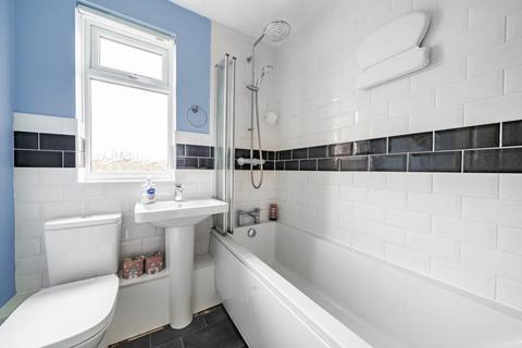 32 Applewood Drive, Gonerby Hill Foot, Grantham, NG31 8QN