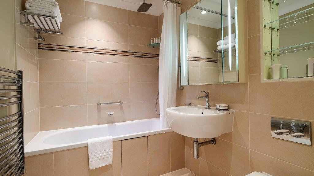 CCH Deluxe-1-Bedroom BBlock-Bathroom.jpg