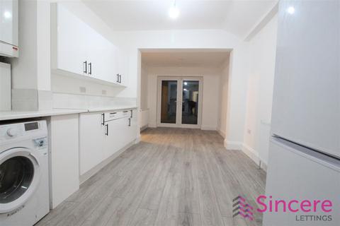 3 bedroom apartment to rent, Abbotts Park Road, London E10