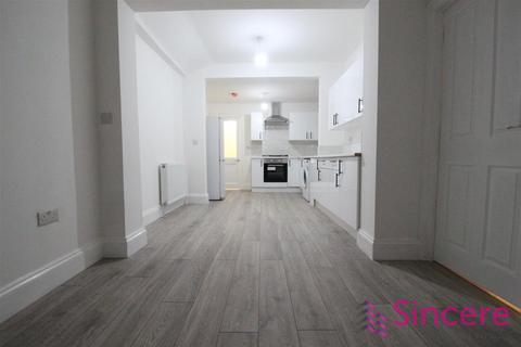 3 bedroom apartment to rent, Abbotts Park Road, London E10