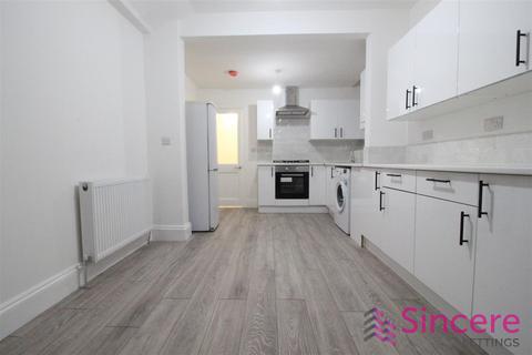 3 bedroom apartment to rent, Abbotts Park Road, London E10