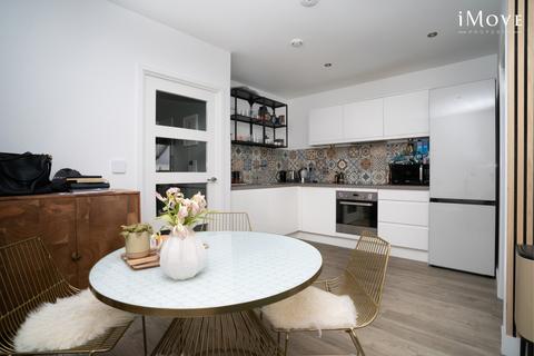 2 bedroom flat for sale, Lambourne House, London SE20