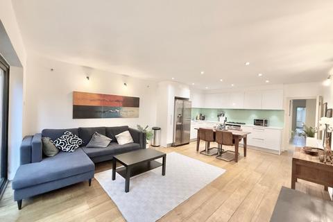 2 bedroom flat for sale, Maygreen Court, London NW2