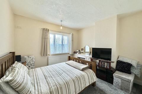 3 bedroom flat for sale, Warwick Road, Hounslow