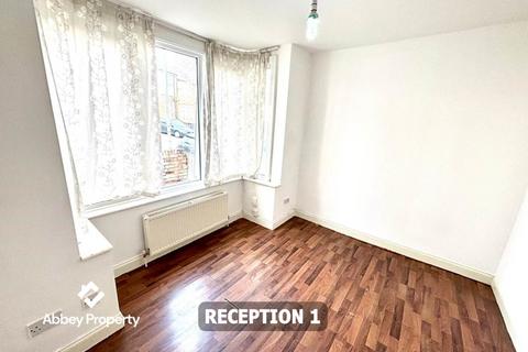 3 bedroom semi-detached house to rent, Hillborough Road, Luton, LU1