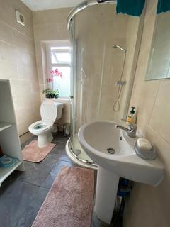 2 bedroom terraced house to rent, Saxon Avenue, Feltham TW13