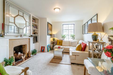 1 bedroom flat for sale, Queens Close, Lammas Lane, Esher, KT10