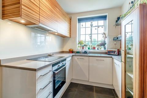 1 bedroom flat for sale, Queens Close, Lammas Lane, Esher, KT10