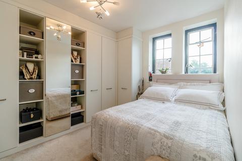 1 bedroom flat for sale, Queens Close, Lammas Lane, Esher, KT10