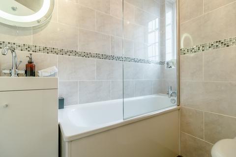 1 bedroom flat for sale, Queens Close, Lammas Lane, Esher, KT10